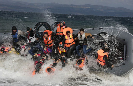 Els creuers americans van xocar i es van enfonsar a l'aigua. Quatre turistes desapareguts no van portar armilles salvavides.